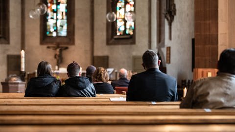 Die katholische Kirche meldet Rekord bei Kirchenaustritten. Auch in dieser Kiche sitzen nur wenige Gläubige. (Foto: picture-alliance / Reportdienste, picture alliance/dpa | Christoph Schmidt)