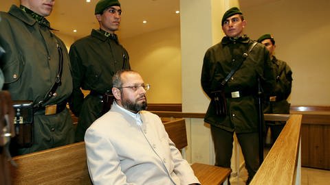 Metin Kaplan, Anführer der verbotenen Vereinigung "Kalifatsstaat", steht 2004 in Istanbul vor Gericht (Foto: picture-alliance / Reportdienste, Picture Alliance)