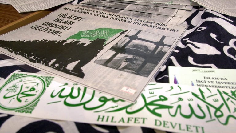 Schriften der verbotenen islamistischen Vereinigung "Kalifatsstaat" (Foto: picture-alliance / Reportdienste, picture-alliance / dpa | Frank May)