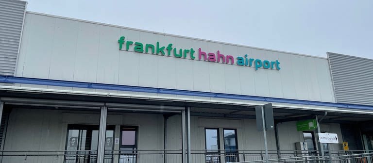 Flughafengebäude am Hahn mit Schriftzug (Foto: SWR)
