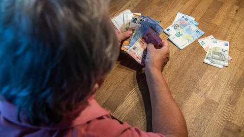 Seniorin zählt ihr Geld (Foto: picture-alliance / Reportdienste, picture alliance/dpa | Lino Mirgeler)