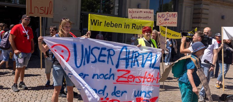 Demonstranten aus dem Ahrtal bei Demo in Mainz (Foto: dpa Bildfunk, Picture Alliance)