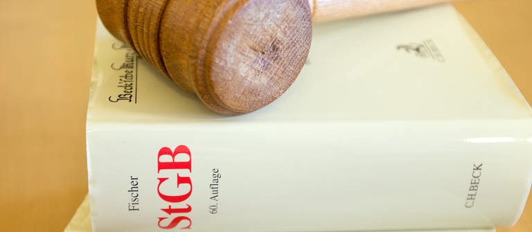 Strafgesetzbuch, Stafprozessordnung und Richterhammer (Foto: dpa Bildfunk, picture alliance / dpa | Friso Gentsch)