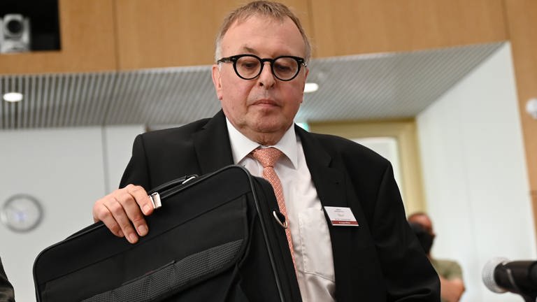 Ex-Landrat Jürgen Pföhler schweigt vor dem U-Ausschuss zur Flutkatastrophe an der Ahr. (Foto: dpa Bildfunk, Picture Alliance)