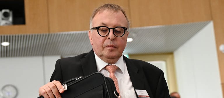 Ex-Landrat Jürgen Pföhler schweigt vor dem U-Ausschuss zur Flutkatastrophe an der Ahr. (Foto: dpa Bildfunk, Picture Alliance)
