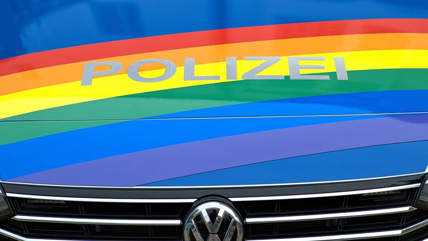 Farben der queeren Bewegung über VW-Front-Polizeiautos