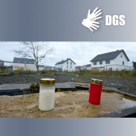 Grablichter vor Häusern im Ahrtal, dazu das Sympol für Deutsche Gebärdensprache DGS (Foto: SWR, picture alliance/dpa | Thomas Frey (Montage SWR))
