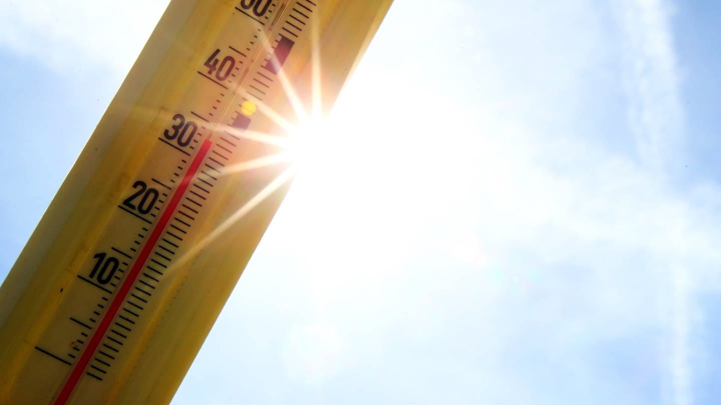 Ein Thermometer zeigt über 30 Grad Celsius an.