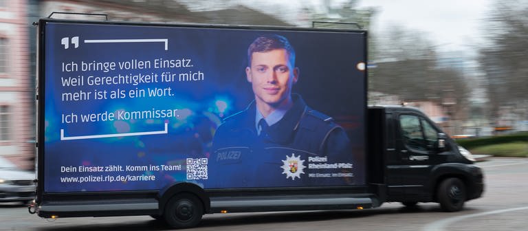 Der Polizeiberuf ist in Rheinland-Pfalz weiterhin gefragt - auch wenn Polizeibeamte im Einsatz immer wieder Angriffe und Pöbeleien erfahren.  (Foto: dpa Bildfunk, picture alliance/dpa | Sebastian Gollnow)