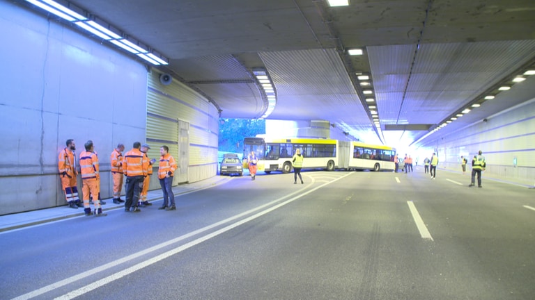 Polizei, Feuerwehr und Rettungskräfte üben im Autobahntunnel Mainz-Hechtsheim ein Notfall-Szenario (Foto: SWR)