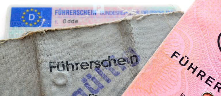 Alte und aktuelle deutsche Führerscheine (Foto: picture-alliance / Reportdienste, Christian Ohde)