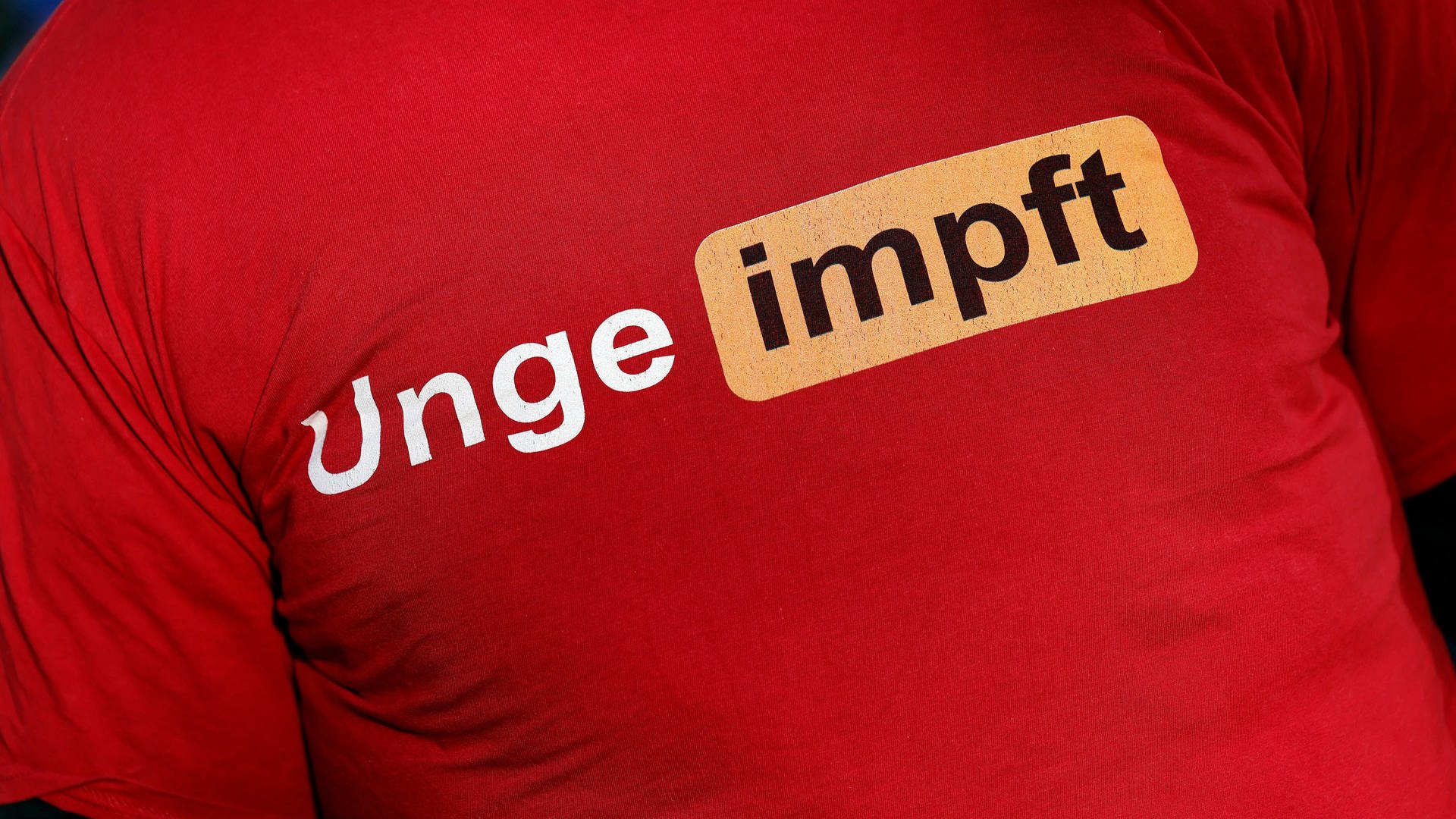 Aufschrift "ungeimpft" auf T-Shirt (Foto: dpa Bildfunk, Picture Alliance)