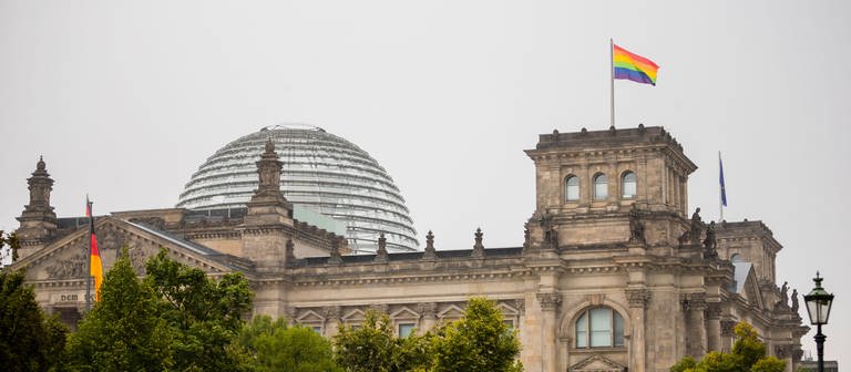 Die Regenbogenflagge auf dem Bundestag hat ein Debatte über die Zulässigkeit ausgelöst. (Foto: picture-alliance / Reportdienste, picture alliance/dpa | Christoph Soeder)