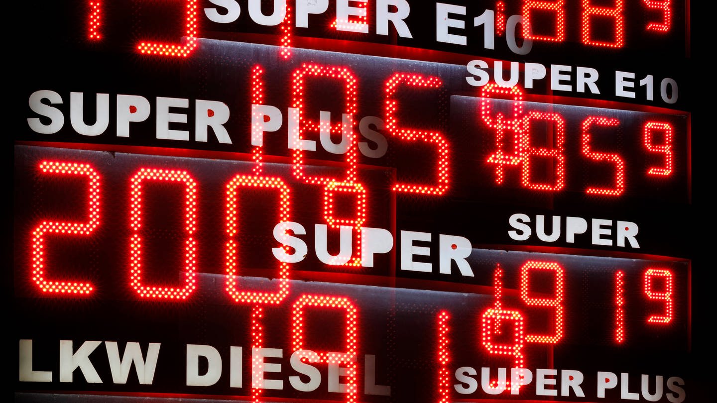 Nachtaufnahme mehrerer Benzinpreisanzeigen. Die Preise überlappen sich teilweise und leuchten rot vor schwarzem Hintergrund. Die Benzinpreise sind in diesem Jahr so hoch wie nie. (Foto: IMAGO, IMAGO / Panama Pictures)