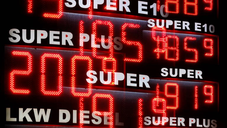 Nachtaufnahme mehrerer Benzinpreisanzeigen. Die Preise überlappen sich teilweise und leuchten rot vor schwarzem Hintergrund. Die Benzinpreise sind in diesem Jahr so hoch wie nie. (Foto: IMAGO, IMAGO / Panama Pictures )