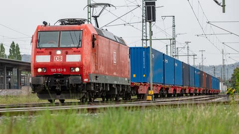 Güterzug (Foto: dpa Bildfunk, picture alliance/dpa | Armin Weigel)
