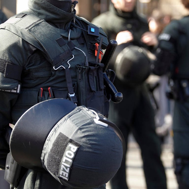 Polizisten im Einsatz (Foto: picture-alliance / Reportdienste, picture alliance / imageBROKER | Thomas Frey)