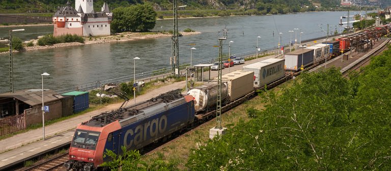 Ein Güterzug fährt an der Zollburg vorbei, die auf einer Rheininsel liegt.  (Foto: dpa Bildfunk, Picture Alliance)