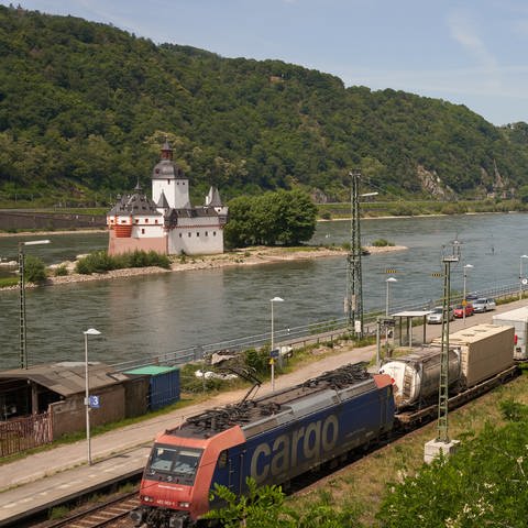 Ein Güterzug fährt an der Zollburg vorbei, die auf einer Rheininsel liegt.  (Foto: dpa Bildfunk, Picture Alliance)