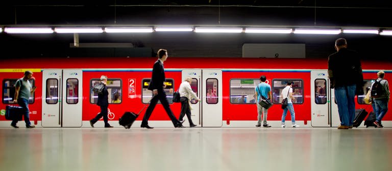 Bahnsteig (Foto: dpa Bildfunk, picture alliance / dpa | Christoph Schmidt)