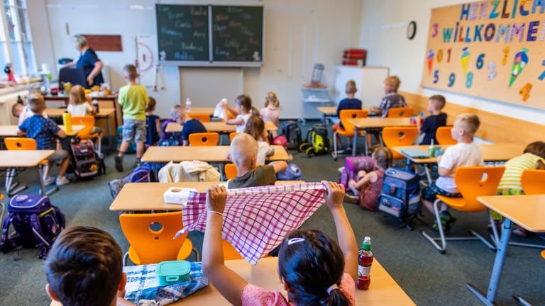 Kinder im Klassenraum einer Grundschule (Foto: picture-alliance / Reportdienste, picture alliance/dpa | Jens Büttner)
