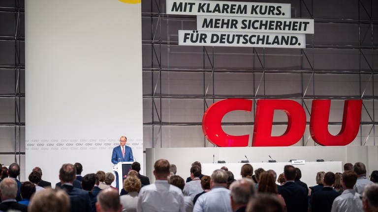 Der CDU-Bundesparteitag stimmte für die Einführung eines verpflichtenden Gesellschaftsjahres (Foto: dpa Bildfunk, picture alliance/dpa | Michael Kappeler)