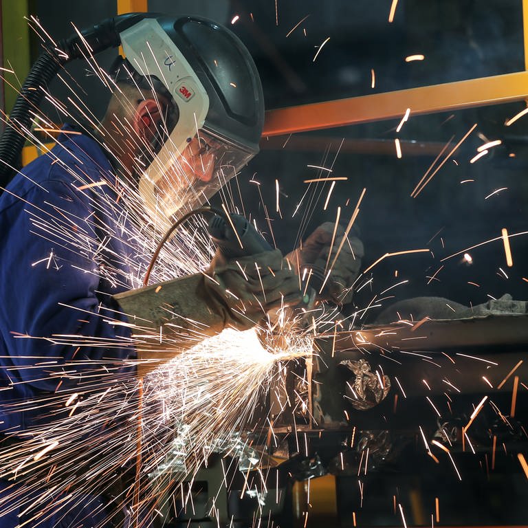 ein Mitarbeiter der Metallindustrie beim Schweißen (Foto: dpa Bildfunk, picture alliance/dpa/dpa-Zentralbild | Jan Woitas)