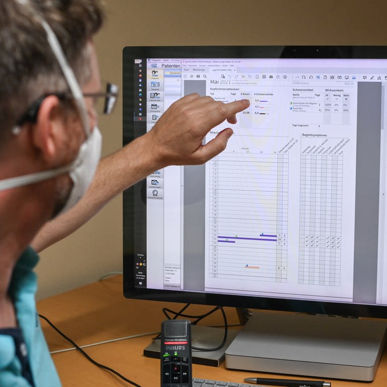 Ein Facharzt arbeitet mit einer elektronischen Patientenakte, die ein E-Rezept zeigt. (Foto: dpa Bildfunk, Picture Alliance)