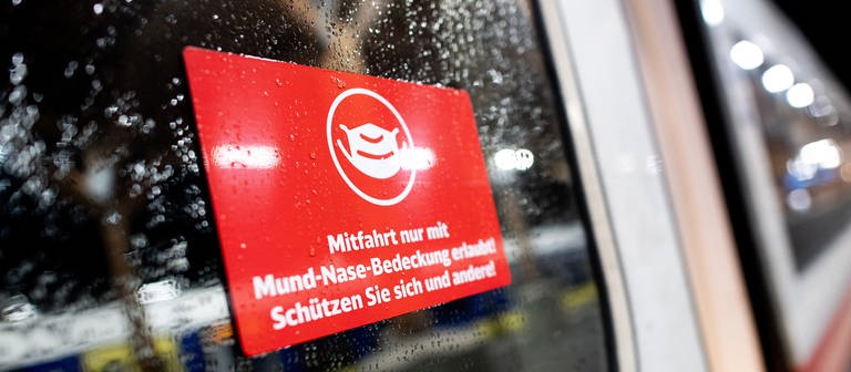 In Zügen der Deutschen Bahn müssen weiterhin Masken getragen werden (Foto: dpa Bildfunk, picture alliance/dpa | Hauke-Christian Dittrich)
