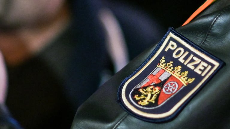 Das Wappen von Rheinland-Pfalz auf der Uniform eines Polizisten (Foto: dpa Bildfunk, picture alliance/dpa | Andreas Arnold)