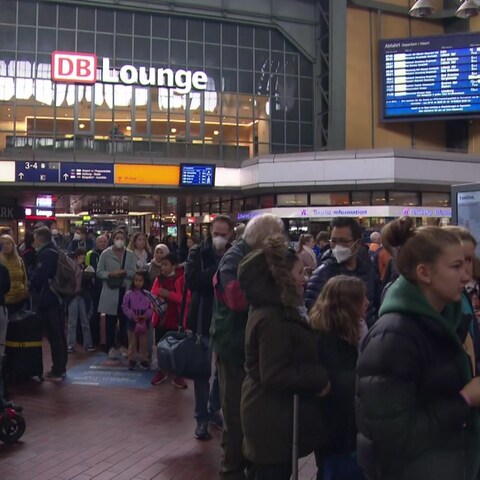 Zugfahrgäste im Mainzer Hauptbahnhof (Sabotage auf Bahnkabel am 8.10.2022) (Foto: SWR, SWR)