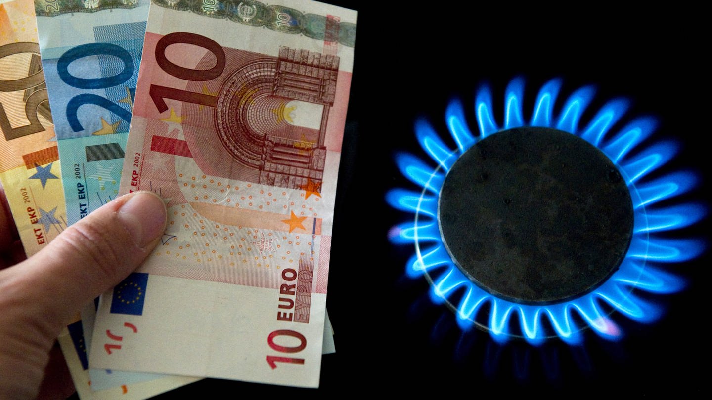 Eine Frau hält Euro-Scheine neben einer Gasflamme auf einem Küchenherd