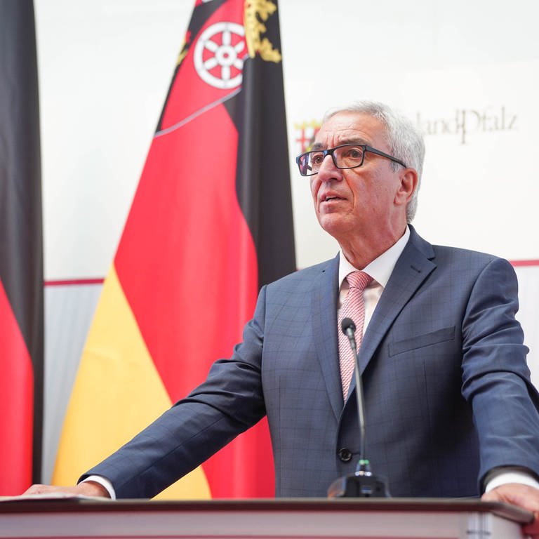 Roger Lewentz verkündet seinen Rücktritt als Innenminister von Rheinland-Pfalz (Foto: dpa Bildfunk, picture alliance/dpa | Frank Rumpenhorst)