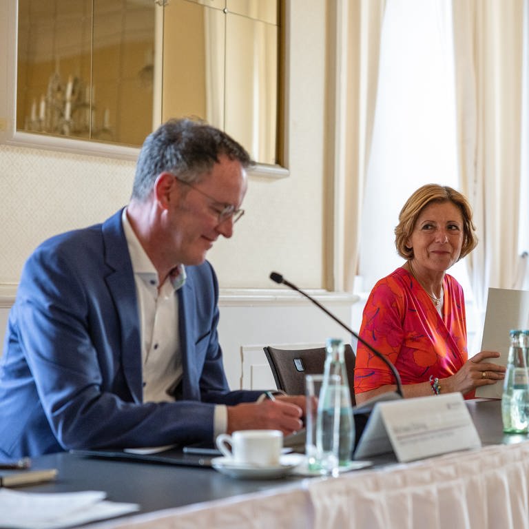 Der Mainzer Oberbürgermeister Ebling (rechts) und die rheinland-pfälzische Ministerpräsidentin Dreyer (links) (Foto: dpa Bildfunk, picture alliance/dpa | Hannes P. Albert)