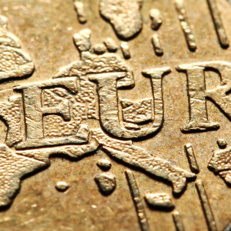 Makroaufnahme einer Euromünze (Foto: dpa Bildfunk, picture alliance / dpa | Julian Stratenschulte)