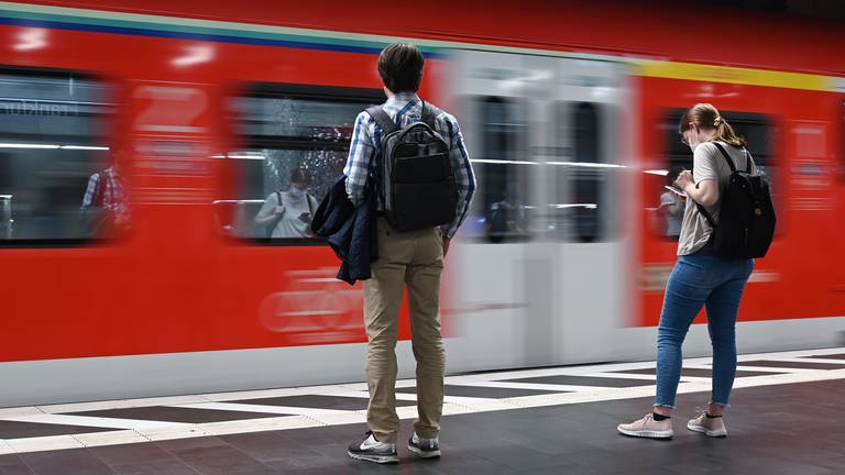Zugreisende warten im Hauptbahnhof auf die Einfahrt einer S-Bahn: Bund und Länder einigten sich am Mittwoch über offene Finanzierungsfragen beim Öffentlichen Personennahverkehr. (Foto: dpa Bildfunk, picture alliance/dpa | Arne Dedert)