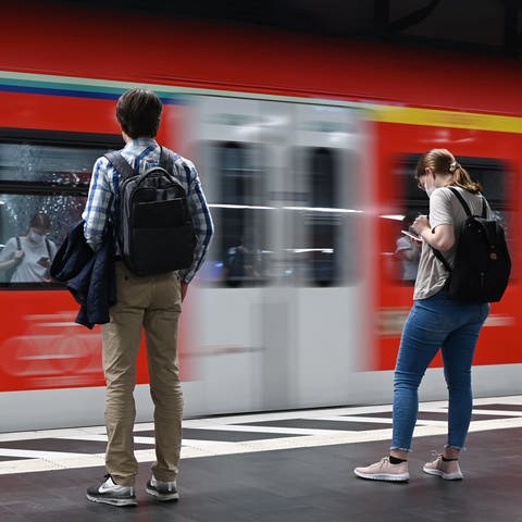 Zugreisende warten im Hauptbahnhof auf die Einfahrt einer S-Bahn: Bund und Länder einigten sich am Mittwoch über offene Finanzierungsfragen beim Öffentlichen Personennahverkehr. (Foto: dpa Bildfunk, picture alliance/dpa | Arne Dedert)