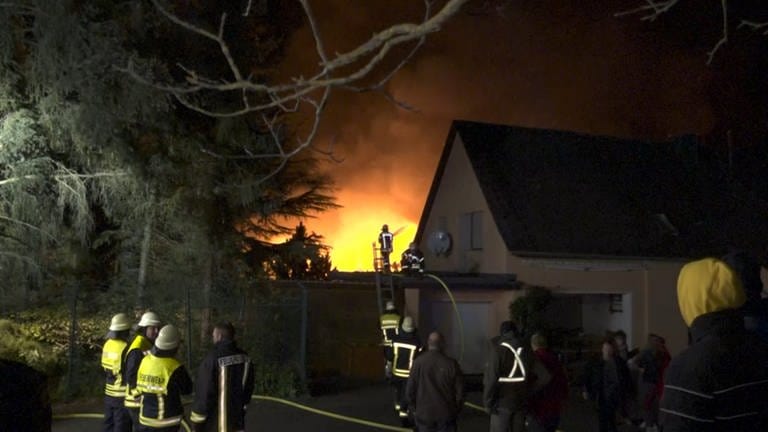 In Altstrimmig brennt ein großes Anwesen. Hohe Flammen sind zu sehen. (Foto: Nonstop News)