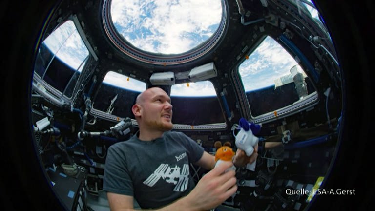 Astro-Alex mit Elefant und Maus auf der ISS (Foto: SWR, ESA/A. Gerst)