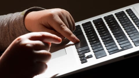 Kind chattet im Internet. Cybergrooming wird ein immer größeres Problem. (Foto: picture-alliance / Reportdienste, picture alliance / empics | Dominic Lipinski)