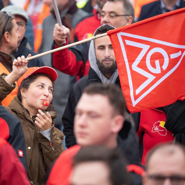 In Saarbrücken demonstrieren Arbeiter bei einer Großveranstaltung der IG Metall für 8 Prozent Lohnerhöhung. (Foto: dpa Bildfunk, picture alliance/dpa | Oliver Dietze)