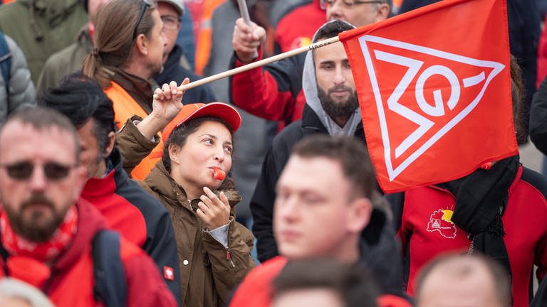 In Saarbrücken demonstrieren Arbeiter bei einer Großveranstaltung der IG Metall für 8 Prozent Lohnerhöhung. (Foto: dpa Bildfunk, picture alliance/dpa | Oliver Dietze)