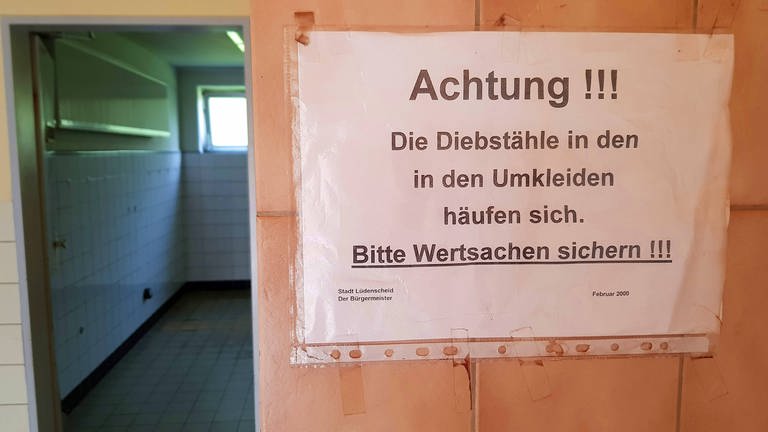 Umkleidekabinen bieten einen Anreiz für Diebstahl, bestätigt auch die Polizei. In Rheinhessen wurden gleich vier Fußballvereine an nur einem Wochenende Opfer von Dieben. Der Sachschaden beträgt nach Angaben der Ermittler mehrere hundert Euro. (Foto: IMAGO, blickwinkel)