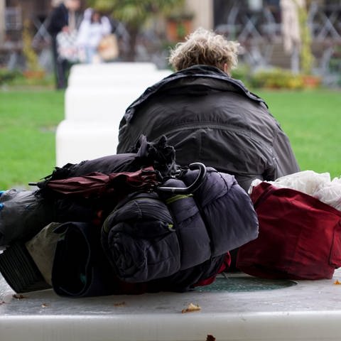 Ein Obdachloser sitzt auf einer Bank (Foto: dpa Bildfunk, Picture Alliance)