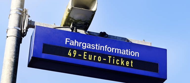 Das 49-Euro-Ticket soll nun spätestens zum 1. April 2023 starten. Darauf verständigten sich die Verkehrsministerinnen und -minister von Bund und Ländern auf einer Sonderkonferenz. (Foto: picture-alliance / Reportdienste, picture alliance / CHROMORANGE | Christian Ohde)
