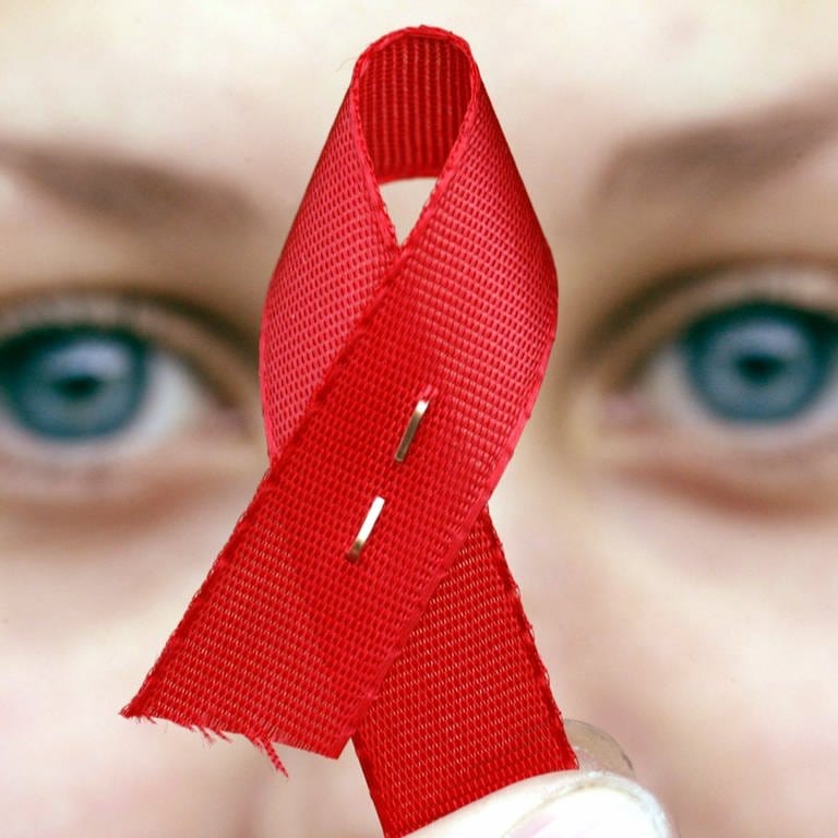 Symbol der Solidarität - die rote AIDS-Schleife (Foto: dpa Bildfunk, picture-alliance / dpa/dpaweb | Patrick_Seeger)