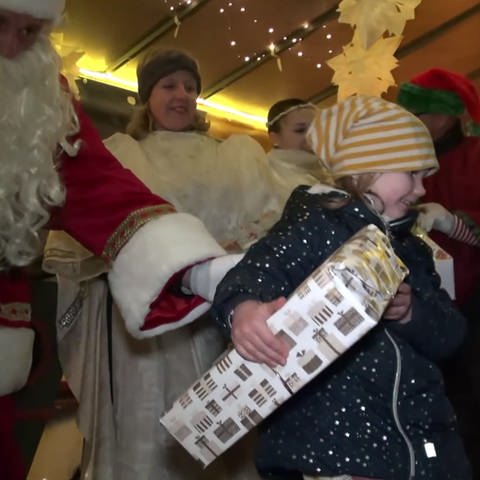 Nikolaus verteilt Geschenke (Foto: SWR)