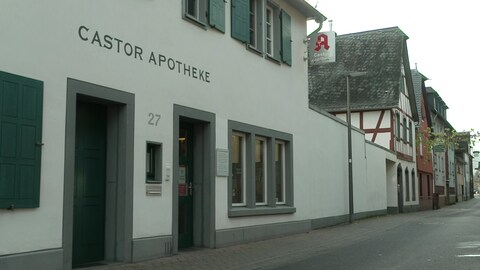 Macht zum Jahreswechsel zu - die Castor-Apotheke in Treis-Karden (Foto: SWR)