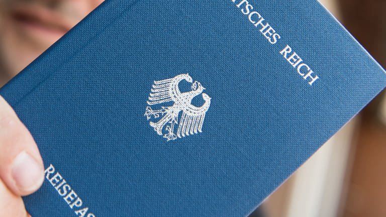 Ein nicht gültiger Pass mit dem Aufdruck "Deutsches Reich". (Foto: dpa Bildfunk, picture alliance / Patrick Seeger/dpa | Patrick Seeger)