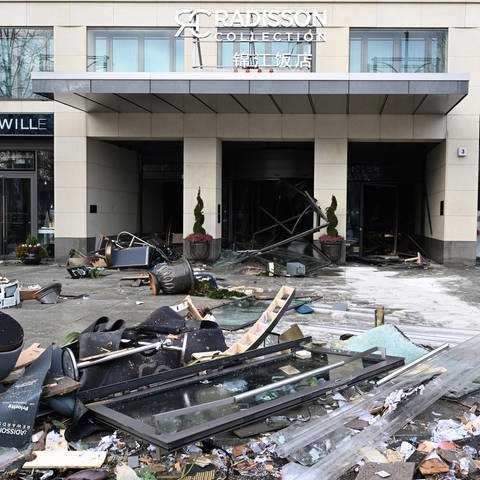 Trümmer vor dem Hotel, in dem am Morgen das Aquarium auseinandergebrochen war (Foto: dpa Bildfunk, picture alliance/dpa | Soeren Stache)